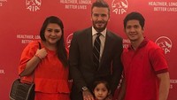 Pose Iko bersama keluarga saat David Beckham berkunjung ke Tanah Air. Dok. Instagram/iko.uwais