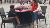 Jalan-jalan ke Belgia, Carissa pun tampak menikmati teh bersama Quenzino sambil ngobrol. Ia pun menulis,Selalu seneng dan ketawa kalo dengerin Q cerita,lg hobby bgt cerita apapun. Pengen selalu jd pendengar yg baik unt Q. Foto: Instagram @carissa_puteri