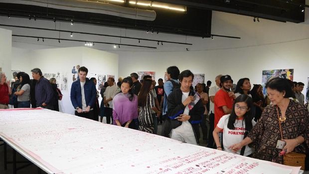 'Grotesk': Garis Bebas dan Nyeleneh di Karya Natisa Jones