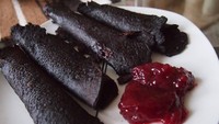 Pancake darah yang satu ini sudah cukup terkenal. Namanya Blodplattar, berasal dari negara Nordik seperti Swedia dan Finlandia. Pancake darah biasanya disajikan dengan selai lingonberry segar. Foto: Istimewa