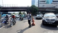 Dishub DKI Jakarta mulai melakukan sosialisasi aturan pembatasan kendaraan bermotor dengan sistem ganjil genap selama 15 jam mulai hari ini, Senin (2/7/2018) di beberapa ruas jalan yang menjadi pusat kemacetan di Jakarta.