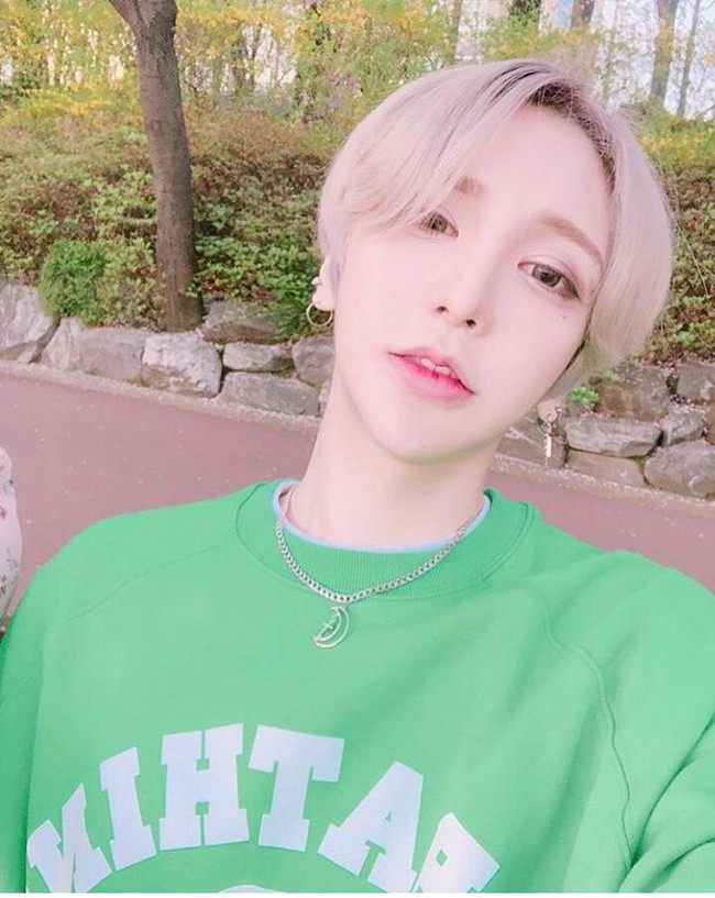 Jin Ho yang juga dikenal sebagai Prince Han menunjukkan potret selfie dirinya yang mirip anime di postingan Instagramnya. Kini, ia adalah model profesional dan menggunakan tampilan barunya untuk mencari nafkah. Foto: Dok. Han Jin Ho