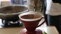 Kalau @ahmadadruxaman suka menyeduk manual kopinya. Kebayang kan aroma kopi yang wangi di pagi hari? Foto: Instagram @ahmadadruxaman