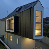 Interior rumah menggunakan material dan tema warna netral seperti krem, cokelat dan putih untuk memberi kesan lebih lega. Rumah juga memiliki jendela-jendela besar dan kaca atap sehingga sinar matahari bisa jadi pencahayaan alami di siang hari. (Foto: Dok. Mizuishi Architect Atelier/ Hiroshi Tanigawa)