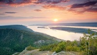 Untuk wisata alam, ada Taman Nasional Samarskaya Luka yang indah. Banyak operator tur di Samara menawarkan paket hiking ke sana (Russia Travel)