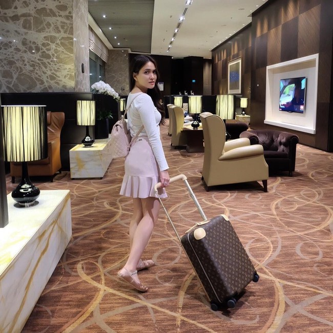 Berpose saat transit di Bandara Changi, Singapura, Shandy Aulia tampak menenteng koper keluaran Louis Vuitton. Koper Louis Vuitton seri Horizon ini harganya US$ 3.250 atau sekitar Rp 46 juta untuk ukuran 55 inci dan US$ 2.800 atau sekitar Rp 40 juta untuk ukuran 50 inci. (Foto: Instagram)