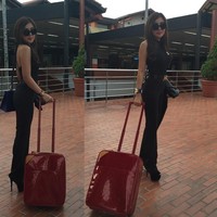 Koper keluaran Louis Vuitton juga jadi pilihan artis Bella Shofie. Artis yang juga merilis bisnis fashion ini tampak membawa koper Louis Vuitton seri Pegase berwarna merah seharga AUD$ 4.300 atau sekitar Rp 45 juta. (Foto: Instagram)