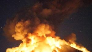 Penampakan Terkini Erupsi di Gunung Agung Malam Ini