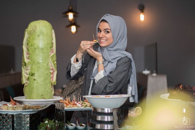Di akun Instagram-nya @leesaseal, wanita muda ini tampil selayaknya hijabers Arab pada umumnya. Ia sering mengunggah foto-foto yang penuh keceriaan, sama seperti tingkahnya di video klip We Are Driver. Foto: Instagram/LeesaSeal
