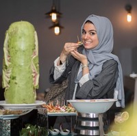 Di akun Instagram-nya @leesaseal, wanita muda ini tampil selayaknya hijabers Arab pada umumnya. Ia sering mengunggah foto-foto yang penuh keceriaan, sama seperti tingkahnya di video klip We Are Driver. Foto: Instagram/LeesaSeal