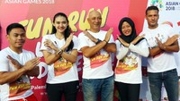 Direktur Of In Branch Channel AXA Mandiri Hengky Oktavianus bersama Atlet angkat besi nasional Eko Yuli, Atlet voli nasional Pungky Afreicia, Atlet panahan nasional Diananda Choirunnisa dan Atlet Timnas Sepakbola Raphael Maitimo usai kegiatan Fun Run 2018 di kawasan Gelora Bung Karno (GBK), Jakarta, Minggu (1/7/2018). Foto: dok. AXA