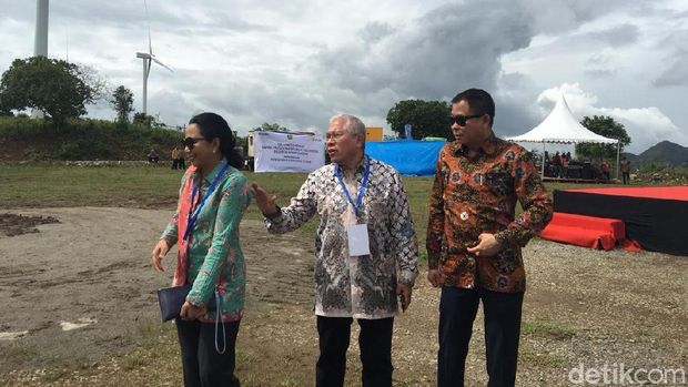 Kompak Batikan, Rini hingga Jonan 'Ketiup Angin' di Sulawesi