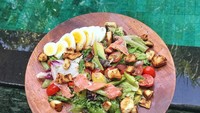 Hobi masak Tya disalurkan lewat akun @kitchenwithlove. Ia mengunggah foto-foto hasil masakannya, seperti salad dengan irisan telur rebus dan salmon ini. Foto: Instagram tyaarifinnw
