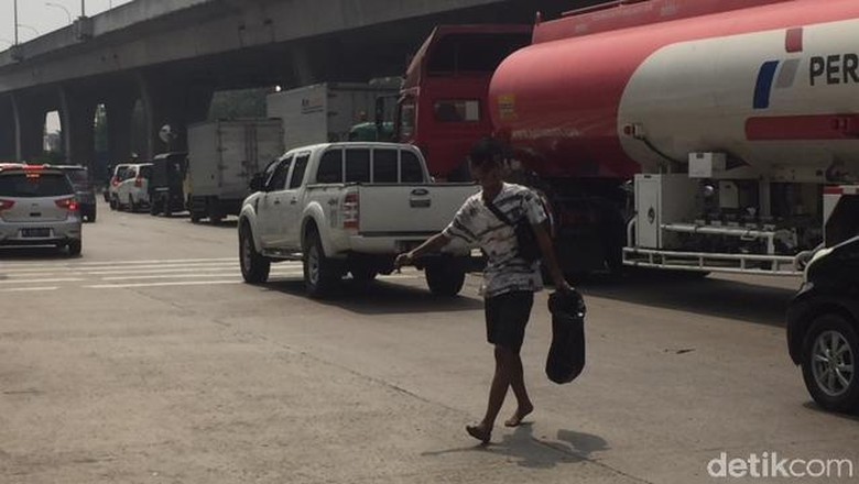 Polisi Mengaku Sulit Tindak Bocah Pencuri Bensin dari Truk Tangki