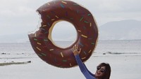 Wih, seru banget nih pose pinggir pantai sambil bawa floaties donat jumbo. Kata Erica, Donut worry be happy!. Setuju banget deh! Foto: Instagram ericaputrii