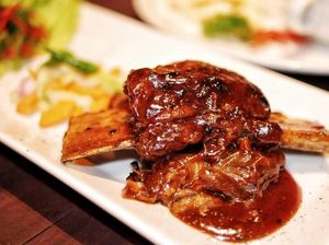 Mantul! Di Sini Ada Iga Bakar Super Empuk Juicy Buat Santap Malam