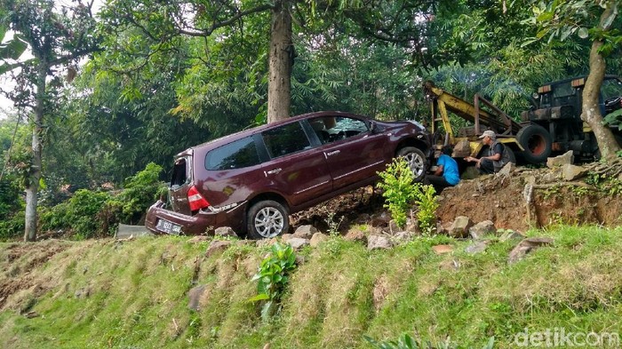 Minibus Berpenumpang 8 Orang Terjun ke Jurang di Ciamis