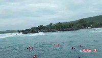 Hingga saat ini proses evakuasi KM Lestari Maju masih dilakukan (Foto: Istimewa via Kepala Pusat Data Informasi dan Humas BNPB Sutopo Purwo Nugroho)