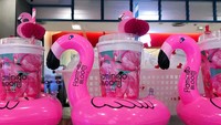 Nantinya pilihan teh dingin maupun hangat bisa dicampurkan dengan potongan buah segar, bola-bola mutiara kenyal, lidah buaya atau salted milk cap. Tentunya dengan cup gambar flamingo. Foto: SAYS