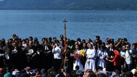 Keluarga para korban KM Sinar Bangun yang beragama Islam melaksanakan salat gaib, sedangkan yang Protestan dan Katolik melaksanakan kebaktian serta doa bersama dengan para pendeta.