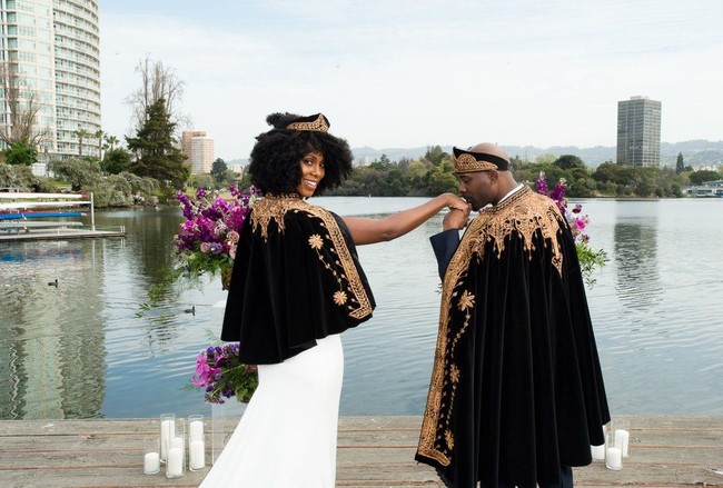 Pemotretan tersebut tentu saja bukan dilakukan di negeri Wakanda. Pemotretan tersebut berlangsung di sebuah danau di di Oakland, California, AS itu. Foto: dok. Chloe Jackman