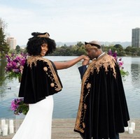 Pemotretan tersebut tentu saja bukan dilakukan di negeri Wakanda. Pemotretan tersebut berlangsung di sebuah danau di di Oakland, California, AS itu. Foto: dok. Chloe Jackman