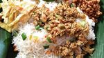 Mau Sarapan Sedap? Nikmati Nasi Jinggo Berbungkus Daun yang Mungil Ini