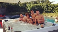 Berendam dalam jacuzzi, pria ini pun ditemani dengan menikmati minuman bersoda Foto: Instagram @driesmertens