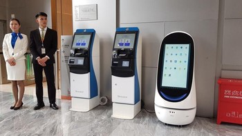 Kantor ini memiliki robot (paling kanan) yang bisa memandu pengunjung. Foto: CNET