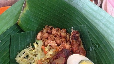 Mau Sarapan Sedap? Nikmati Nasi Jinggo Berbungkus Daun yang Mungil Ini