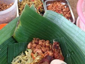 Mau Sarapan Sedap? Nikmati Nasi Jinggo Berbungkus Daun yang Mungil Ini