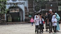 Banyak pengunjung yang datang sambil  mengajak anggota keluarganya.