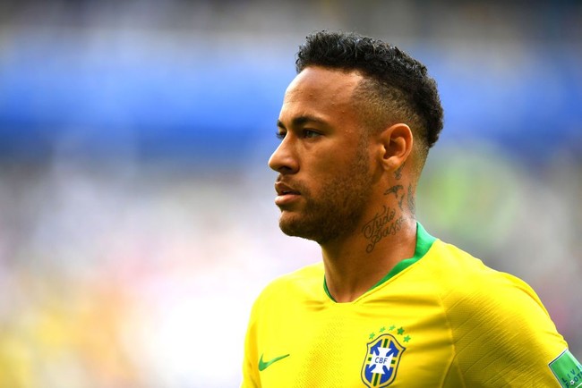 Tentu saja pemain ganteng berikutnya yang tak boleh dilewatkan saat menonton pertandingan perempatfinal Brazil vs Belgia adalah Neymar. Meski disebut sebagai pemain dengan banyak ‘drama’ di lapangan, dia tetap bersinar. Neymar mendapatkan predikat man of the match ketika Brasil mengalahkan Meksiko 2-0 pada pertandingan babak 16 besar Piala Dunia 2018. Dan dalam empat pertandingan Piala Dunia 2018, Neymar menghasilkan dua gol. Foto: Getty Images