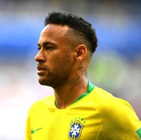 Tentu saja pemain ganteng berikutnya yang tak boleh dilewatkan saat menonton pertandingan perempatfinal Brazil vs Belgia adalah Neymar. Meski disebut sebagai pemain dengan banyak ‘drama’ di lapangan, dia tetap bersinar. Neymar mendapatkan predikat man of the match ketika Brasil mengalahkan Meksiko 2-0 pada pertandingan babak 16 besar Piala Dunia 2018. Dan dalam empat pertandingan Piala Dunia 2018, Neymar menghasilkan dua gol. Foto: Getty Images