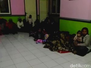 Warga Lereng Gunung Agung Berbondong-bondong ke Pengungsian