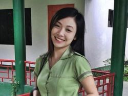 Guru Cantik Hobi Main Ular Curi Perhatian Netizen