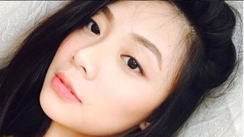 Banyak yang menggap dirinya aneh karena wanita secantik dia mau memelihara ular. (Foto: Instagram)