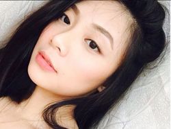 Guru Cantik Hobi Main Ular Curi Perhatian Netizen