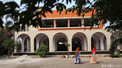 Melihat Makam Mbah Priuk Usai Direnovasi