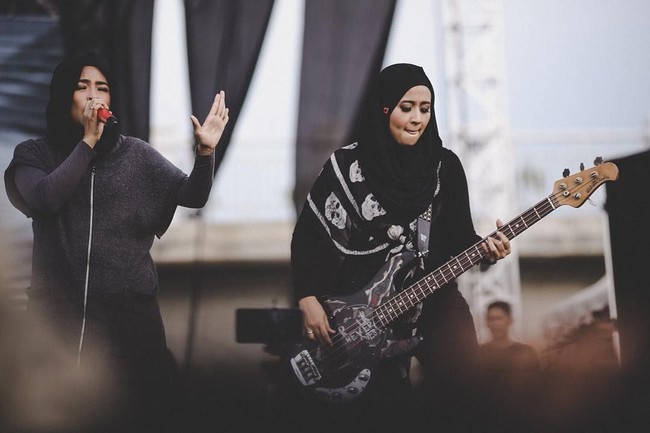 Baru-baru ini, Kotak tampil di Aceh. Untuk menghormati dan mematuhi aturan daerah setempat, Swasti Sabdastantri atau akrab dipanggil Chua tampil memakai hijab saat manggung di sana. Foto: Instagram/ChuaKotak