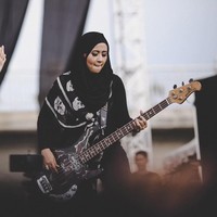 Baru-baru ini, Kotak tampil di Aceh. Untuk menghormati dan mematuhi aturan daerah setempat, Swasti Sabdastantri atau akrab dipanggil Chua tampil memakai hijab saat manggung di sana. Foto: Instagram/ChuaKotak