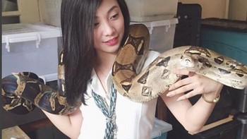 Hal yang menarik dari sosok wanita ini adalah penyuka binatang tak biasa, tak seperti kebanyakan wanita lain yang menyukai anjing atau kucing namun ia menyukai ular. (Foto: Instagram)
