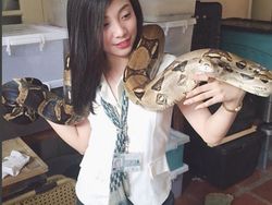 Guru Cantik Hobi Main Ular Curi Perhatian Netizen