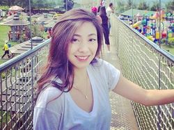 Guru Cantik Hobi Main Ular Curi Perhatian Netizen