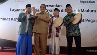 Direktur Utama PT Pegadaian (Persero) Sunarso (kanan) bersama Ketua MUI KH Maruf Amin (kedua kanan), Pejabat Bupati Bangkalan G. Ng. Indra S Ranuh (kedua kiri) dan Ketua MUI Jatim KH Abdusshomad Buchori (kiri) meresmikan Pegadaian Syariah di Bangkalan, Jawa Timur, Senin (2/7). Pool/Pegadaian.