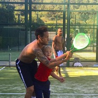 Tak hanya bola, Neymar juga mengajari David bermain tenis. (Foto: Instagram/@neymarjr)