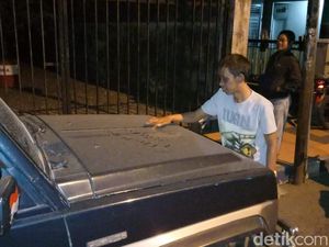Potret Abu Gunung Agung yang Mendarat di Banyuwangi Dini Hari