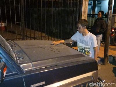 Potret Abu Gunung Agung yang Mendarat di Banyuwangi Dini Hari