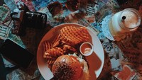 Sepiring burger, dengan waffle fries, dan segelas milkshake jadi menu berbuka puasa dari Kris. Wah, jadi bikin lapar! Foto: Instagram @krisjianabah - Istimewa