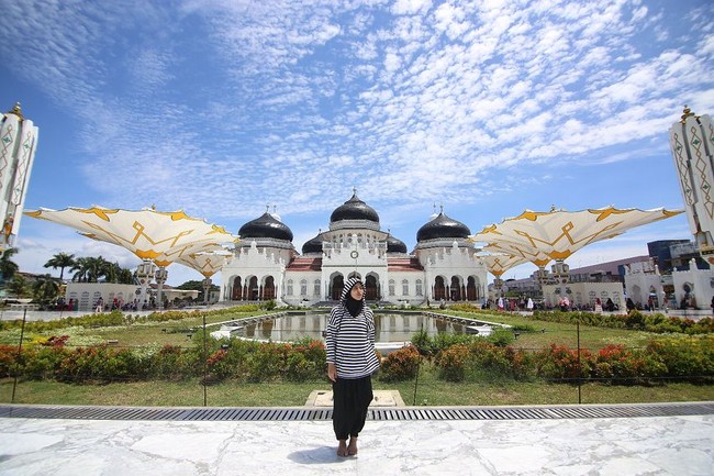 Kala itu, Chua memakai sweater bermotif garis dipadukan dengan hareem pants. Hijab yang ia kenakan berwarna hitam. Nuansa monokrom tampaknya jadi favorit para personil Kotak. Foto: Instagram/ChuaKotak